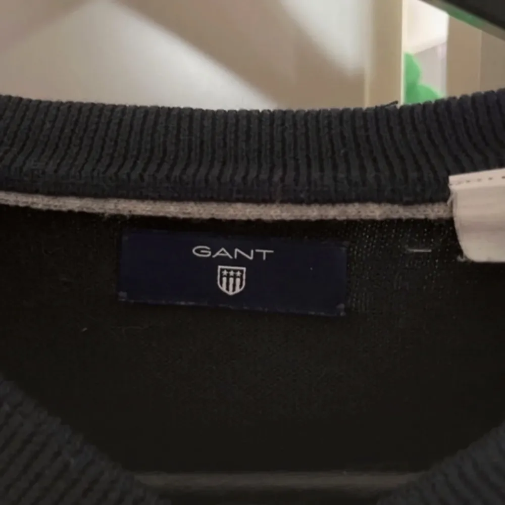 Marinblå tröja från Gant. Använd sparsamt. Bredd axlar 40 cm. Bredd under ärmarna 49cm. Längd 57 cm. OBS‼️ storlek 158/164 men använd som XS.. Tröjor & Koftor.