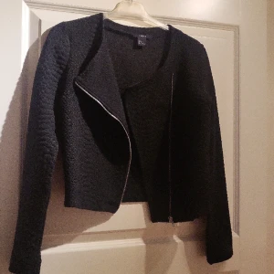 Kofta/jacka/tröja - Från Lindex. Struktur i tyget. Sned dragkedja. Mycket fint skick 