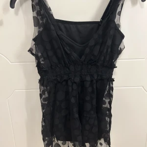 Meshlinne - Så fint linne från Vila! Är ett vanligt svart basic linne som sitter ihop med ett mesh linne över💕