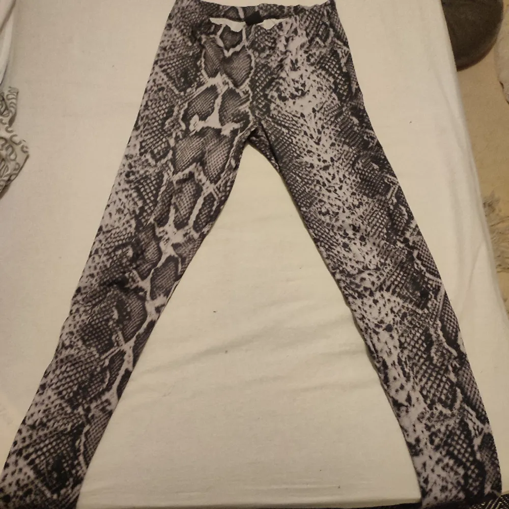 Orm leggings som jag endast använt en gång säljer för 100 kr.. Jeans & Byxor.
