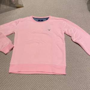 En rosa GANT tröja (Flicka). Storlek 146-152, 11-12 år. Helt oanvänd men ändå ett litet hål på framsidan.