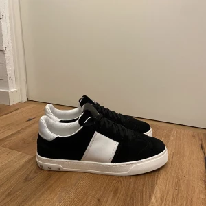 Flycrew valentino  - 9,5/10 fina flycrews, väldigt populära i färgen svart, alla nitar kvar givetvis, som nya, ställ gärna frågor