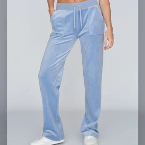 Ljus blåa juicy couture byxor  - Säljer mina ljusblåa Juicy byxor. De är som nya i storlek xs. (Ljuset på bild 2 & 3 gör inte färgen rättvis). Skriv för fler bilder 