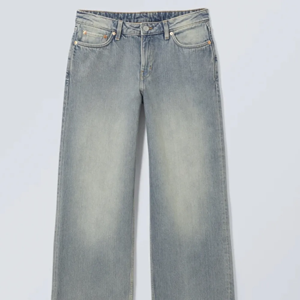 Säljer nu mina Ample Low Loose Jeans från weekday, underbara jeans som sitter lite baggy och är lågmidjade❤️ köpta för 560kr och använda 1 gång. Jeans & Byxor.