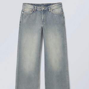 Säljer nu mina Ample Low Loose Jeans från weekday, underbara jeans som sitter lite baggy och är lågmidjade❤️ köpta för 560kr och använda 1 gång