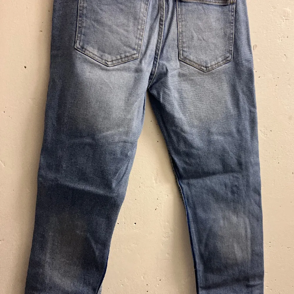 Jeans i rak modell från Denim project i storlek 29/32. Lite slitet på ena knät, annars i mycket gott skick. Mellanblå färg. . Jeans & Byxor.