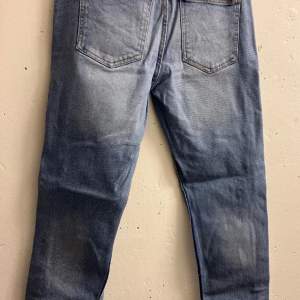 Jeans i rak modell från Denim project i storlek 29/32. Lite slitet på ena knät, annars i mycket gott skick. Mellanblå färg. 