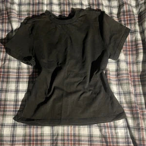 Svart drdenim t-shirt - Härlig och skön tröja med lite betoningar av mörkbrunt som man kan se i solljus. Har inte använt den så mycket så den är i bra skick💕