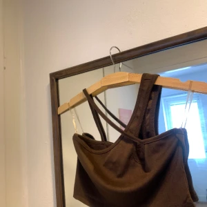 Liten topp - Lite smått oklar men snygg asymmetrisk topp. Storlek S. 