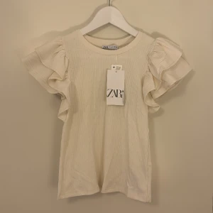 Zara toppar - Säljer mina oanvända Zara toppar i både svart och i vitt. Går att köpa båda för 180kr eller 1 för 95kr