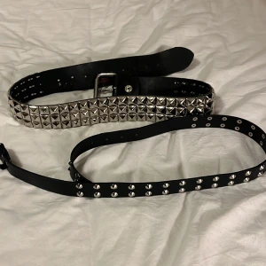 Nitbälten - Nitbältet längst upp : 100kr  - 5 cm brett  - 94 cm långt (från spännet till sista hålet)  Nitbältet underst: 50kr - från punktshop - 3 cm brett - 88 cm långt (från spännet till sista hålet)