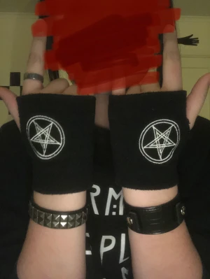 emo vantar - svarta emo vantar med en symbol på👌 använda men bra skick, kom priv för mer bilder