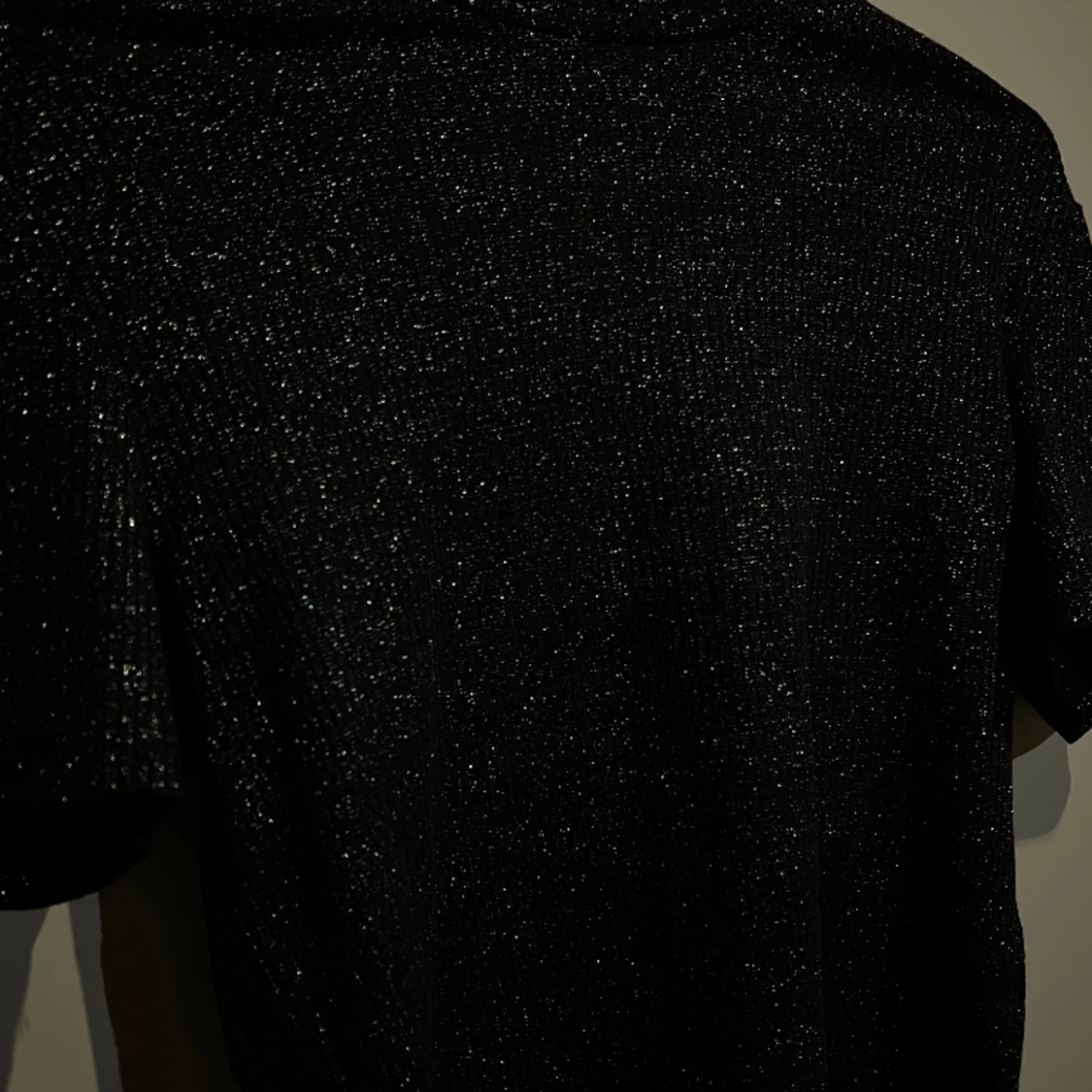 Glittrig tröja ifrån Bikbok Storlek M - 90