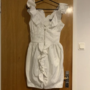 Klänning - Klänning från Lipsy London säljes pga för liten. Knappt använd och i fint skick