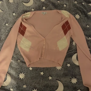 Rosa stickat tröja - Den har varit använd bara 1 gång. Jag säljer pågrund av att den är för liten för mig.