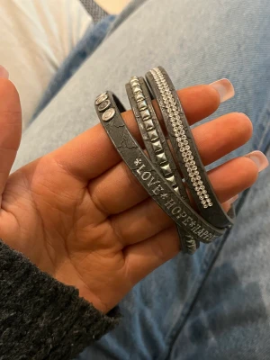 armband - säljer mitt armband, ser ut som det är nytt (nyskick). Köpte armbandet för 300 så säljer det för 100💞💞