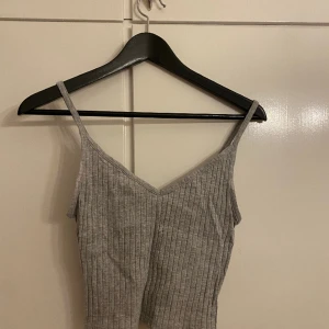 Topp - Kort grå linne topp. Jätte fin i alla stilar. Aldrig använd. Storlek xs/s