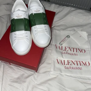 Valentino open - Säljer dessa valentino skor, de är helt nya och inte använts (för små). Två dustbags, snören och kvitto följer med. Hör av dig om du undrar något 🙂