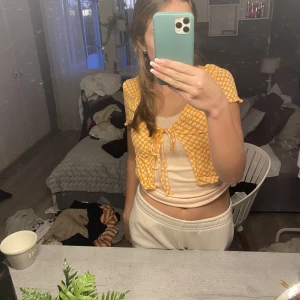 ? - En tunn tshirt man kan ha över tex linne med knytning💞