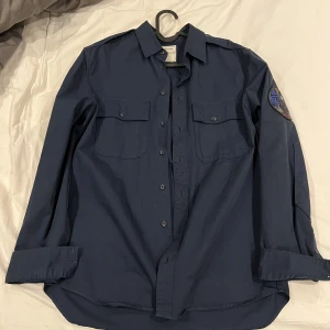 Zadig voltaire overshirt - Grisch overshirt från zadig & voltaire, mörkblå färg med märke på armen, nypris 3000 och jag säljer för bara 799
