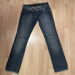 Äkta vintage DSQUARED2 jeans i rak modell med snygga detaljer på båda bakfickorna. Har även nitar på framfickorna. Bra skick och tjockt material. Pris kan diskuteras! Midjemått: ca 36cm tvärsöver Innerbenslängd: ca 74cm 