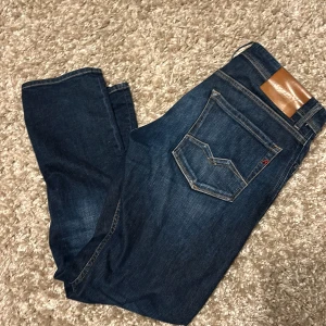 Replay Jeans - Tja säljer ett par Replay Rocco jeans som är köpte för 3 månader månader sen på Jeansbolaget för 1,5 säljer dom nu för endast 799, hör av vid funderingar