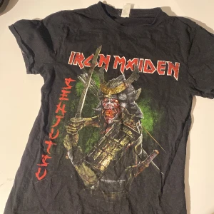 Iron maiden t-shirt - Iron Maiden T-Shirt med snyggt tryck fram och baksida från Konserten på Ullevi sommaren 2022. Använd ca 4 gånger bara då jag köpte en storlek för liten. Ordinarie pris 500 kr. Skönt tyg. Priset kan diskuteras.