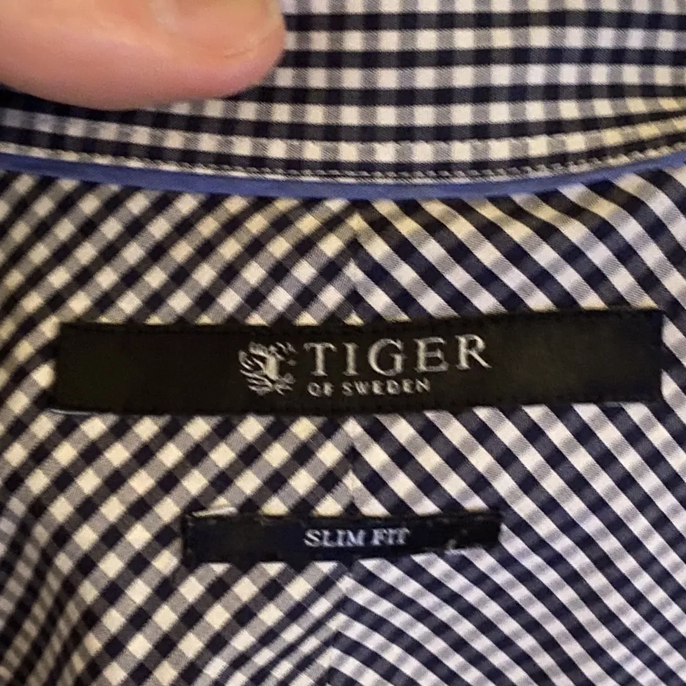 Slim fit skjorta från tiger of Sweden. Blå vit. Passar Strl s/m. Skjortor.