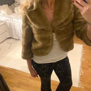 Pälsjacka - Super söt trekvartsärmad pälsjacka med krage❣️ säljer då jag tycker den är för liten