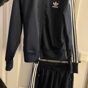 Adidas dress - Säljer min marinblå Adidas dress. Storlek S men passar storlek M. Aldrig använd. Pris går att diskutera