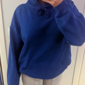 bikbok hoodie - blå bikbok hoodie, väldigt sparsamt använd. köpt för några månader sen så färgen finns ej kvar på hemsidan! nypris 399. skriv om du har frågor. använd gärna köp nu!🩷