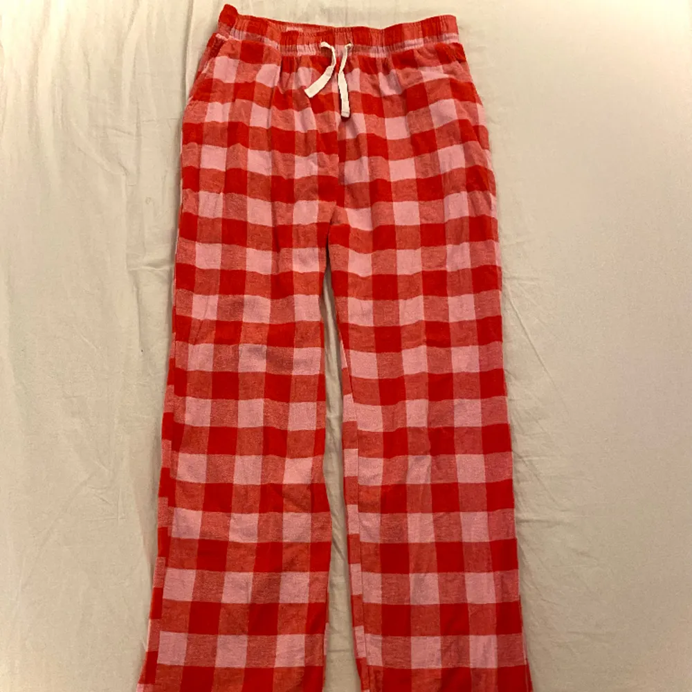 Ett nästan helt par nya pyjamasbyxor från Lindex. Perfekt nu till julen! 100% äkta bomull. . Jeans & Byxor.
