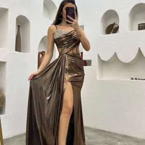 Balklänning - Säljer denna balklänning då vi inte har någon användning av den! Den är köpt i Turkiet från ett märke som heter Kiyafet Speti. Nypris: 3000kr