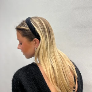 Diadem iklätt 100% ull - Detta är ett UF företag som säljer handsydda diadem producerade i Stockholm Sverige, finns i fem olika färger och består av 100% ull tyger ifrån Italien. Betalning sker via Swish! Priset går ej att diskutera!  💞