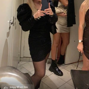 Klänning  - Säljer denna snygga klänning från gina! 