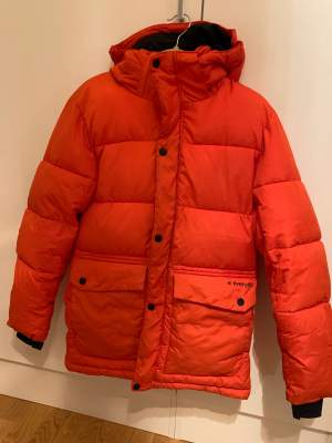 Varm orange jacka från Everest. Jackan har svarta detaljer och är i stl 152. Köparen står för frakten❤️