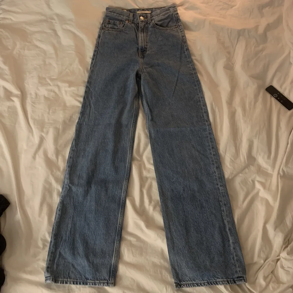 Mellanblåa Levi’s jeans i modellen High Loose, fint skick! 🤍oversized look, passar även 25 i midja ✨GRATIS FRAKT FÖRSVINNER PÅ LÖRDAG. Jeans & Byxor.
