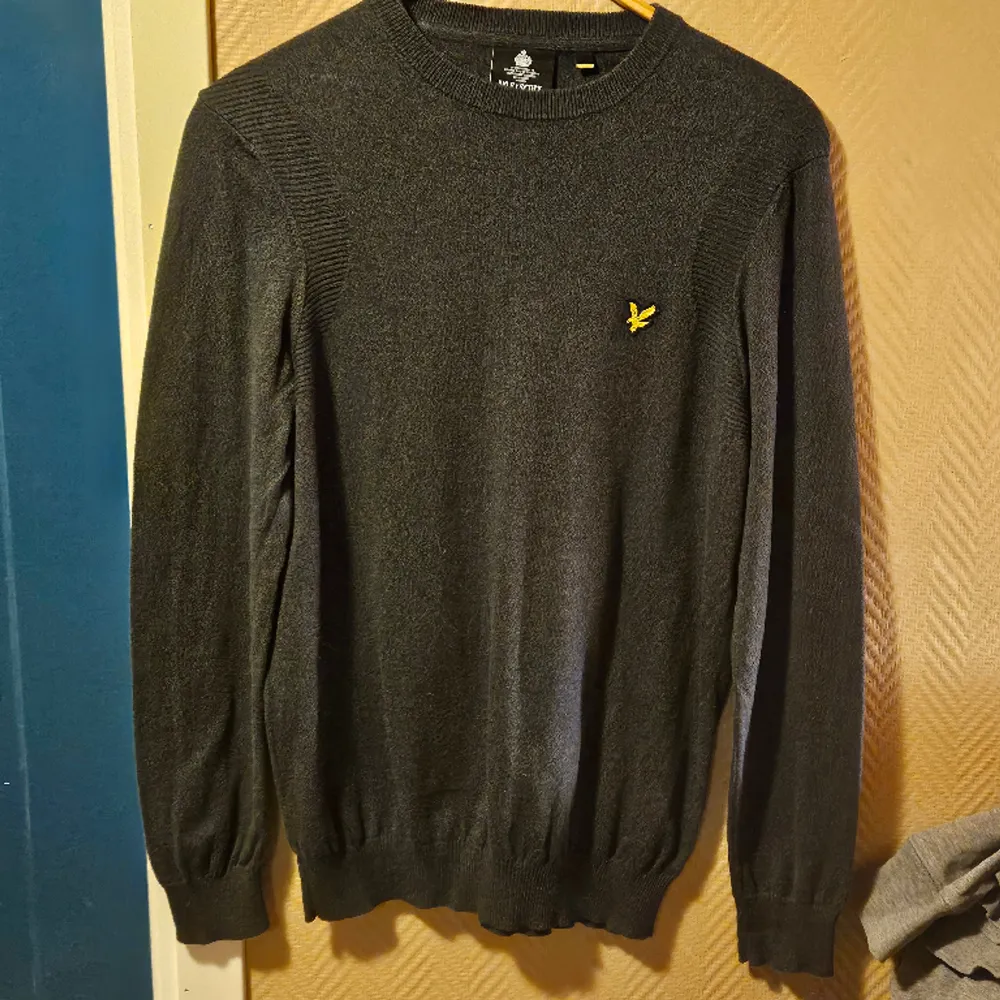 Fin stickad tröja ifrån lyle&scott. Moss grön. Fint skick. 300 kr + frakt. Tröjor & Koftor.