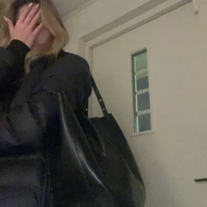 Svart väska - Säljer denna svarta väska ifrån H&M  Säljer för att jag inte hittar någon användning för den⭐️