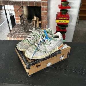 Off-White lot26 - Hej jag säljer min skor för jag använder dom inte lägre. Dom är väldigt använda och där av priset på dom.  Kvitto finns tyvär inte 