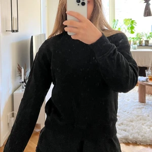 Collegetröja  - Svart collegetröja från NA-KD. Storlek S. 30:- ex frakt. 