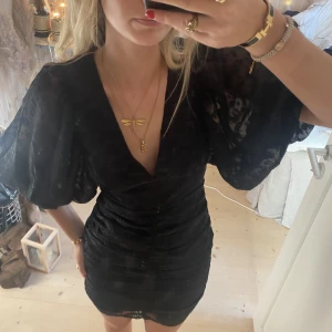 Klänning  - SUPER snygg klänning, perflet till nyår ❣️❣️❣️sitter jätte nice och är väldigt bra kvalitet!!