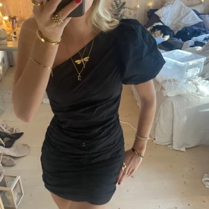 Klänning  - SUPER snygg klänning, perflet till nyår ❣️❣️❣️sitter jätte nice och är väldigt bra kvalitet!!