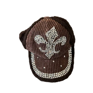 Keps med strass - Snygg brun keps med strass och fina detaljer⭐️⭐️ skriv vid fundeirngar<3