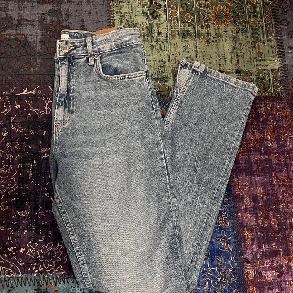 Säljer dessa fina highwaist zara jeans med slit som inte används mycket💕. Jeans & Byxor.