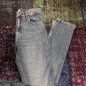 Säljer dessa fina highwaist zara jeans med slit som inte används mycket💕