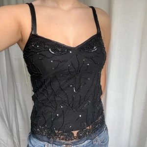 Svart linne - Svart linne med paljetter och pärlor från Vero Moda 🖤