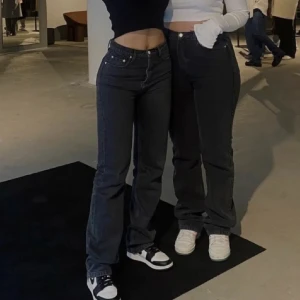 Snygga jeans från ADSGN - Svarta jeans från ADSGN som inte säljs längre! Säljer pga för långa på mig💗💗