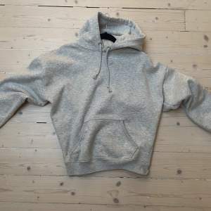 Säljer denna gråa hoodien ifrån bikbok!nnypris 399💘