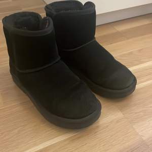 Vintetskor från din sko med märket ”race” i storlek 38🩷 andvända förra vintern men skulle öndå säga att de är i bra skick💓dupe på Uggs😍
